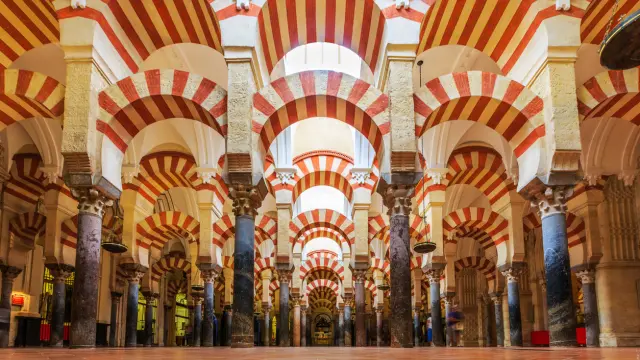 El período de gloria de Córdoba comenzó en el siglo VIII, después de su conquista por los musulmanes, cuando se construyeron unas 300 mezquitas e innumerables palacios y edificios públicos. La Mezquita de Córdoba es una de las construcciones islámicas más sorprendentes del mundo. En el siglo XIII, en tiempos de Fernando III el Santo, se transformó la gran mezquita en catedral cristiana y se construyeron nuevos edificios defensivos. En 1994, la Unesco amplió la protección al casco histórico de la ciudad.
