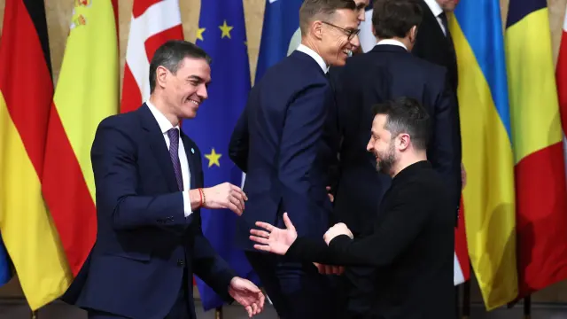 El presidente español, Pedro Sánchez y el presidente ucraniano, Volodímir Zelenski, se saludan en la cumbre de Londres.