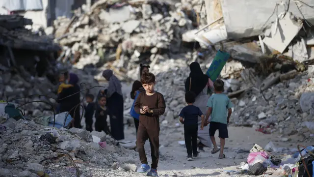 17/03/2025 GAZA, March 18, 2025 -- Palestinians walk among destroyed buildings in Jabalia in northern Gaza Strip on March 17, 2025. POLITICA Europa Press/Contacto/Mahmoud Zaki