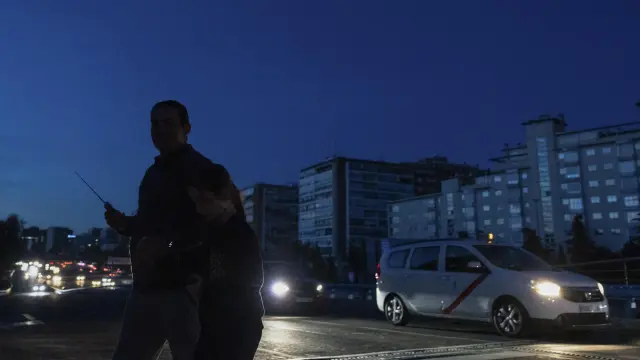 Un viandante cruza una calle de Madrid durante el apagón masivo del sistema eléctrico.