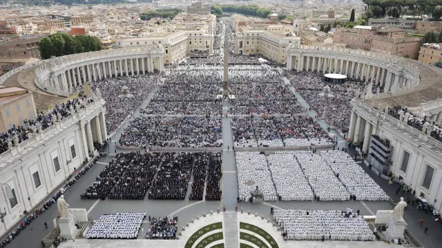 Miles de fieles y delegaciones internacionales asisten en la plaza de San Pedro del Vaticano a la misa de inicio de pontificado de León XIV.