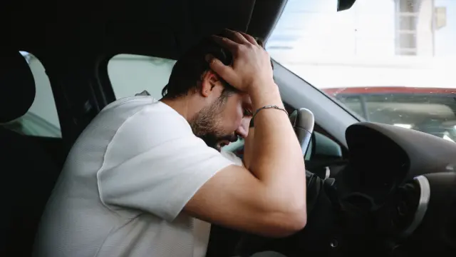 Un conductor afectado tras dar positivo en el test de drogas.