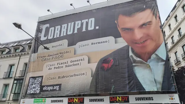 19/05/2025 Hazte Oír despliega una lona frente al Congreso con una imagen de Pedro Sánchez acompañado del lema "Corrupto". Los Bomberos del Ayuntamiento de Madrid han comenzado a retirar este lunes por la noche la lona que la organización Hazte Oír ha desplegado frente al Congreso con una imagen manipulada del presidente del Gobierno, Pedro Sánchez, acompañada del término 'Corrupto' en letras grandes. ESPAÑA EUROPA MADRID POLÍTICA