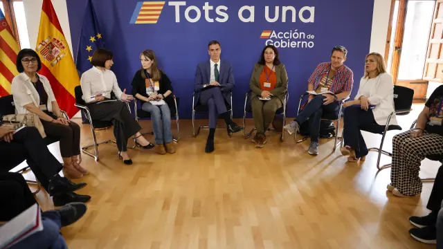 GRAFCVA7662. VALENCIA, 22/05/2025.- El presidente del Gobierno, Pedro Sánchez, la ministra de Ciencia y Universidades, Diana Morant (2ª i), y la delegada del Gobierno, Pilar Bernabé (d), durante la reunión mantenida este jueves en València con las tres asociaciones de víctimas de la dana del 29 de octubre para escuchar sus reivindicaciones. EFE/Biel Aliño