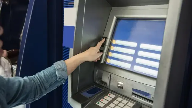Cajero automático antes de su adaptación.