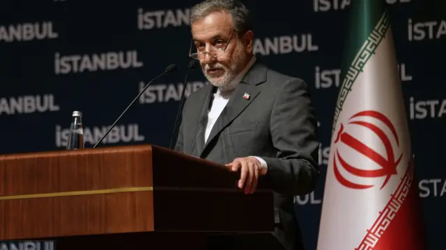 El ministro de Exteriores de Irán, Abbas Araqchi, en una rueda de prensa desde Estambul, este domingo.