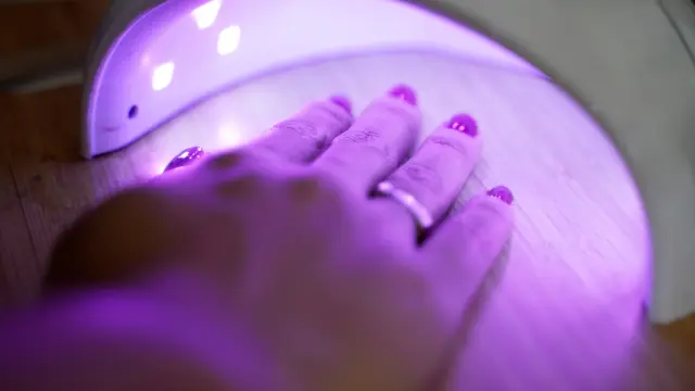 La manicura permanente podría dañar tu piel si no la proteges antes.