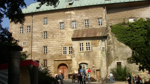 Puerta de entrada al Castillo Houská, en la República Checa