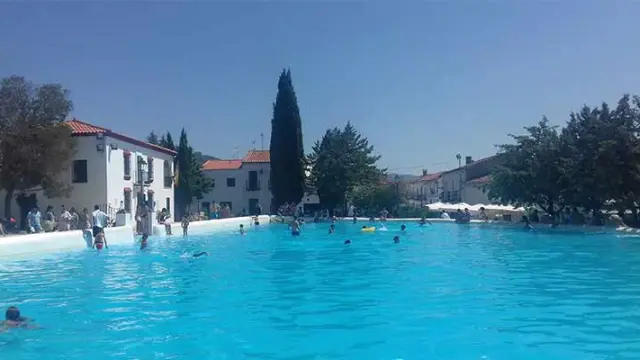 Piscina natural La Laguna en Cañaveral de León, en la provincia de Huelva (Andalucía, España)