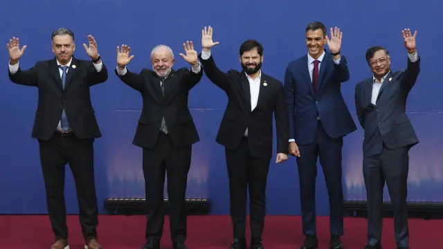 Leaders, from left, Uruguay's President Yamandu Orsi, Brazil's President Luiz Inacio Lula da Silva, Chile's President Gabriel Boric, Spain's Prime Minister Pedro Sanchez and Colombia's President Gustavo Petro pose for a group photo at the Democracy Summit at La Moneda palace in Santiago, Chile, Monday, July 21, 2025. (AP Photo/Esteban Felix)