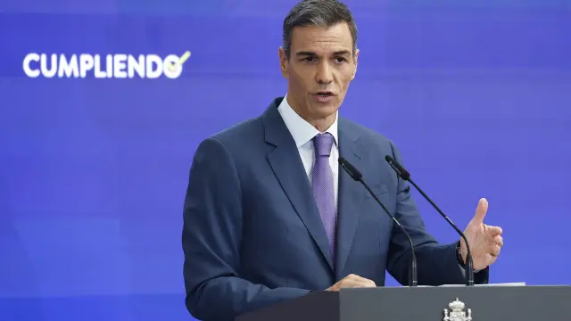 FOTODELDIA MADRID (ESPAÑA), 28/07/2025.- El presidente del Gobierno, Pedro Sánchez durante una rueda de prensa este lunes en el Palacio de la Moncloa en la que ha hecho balance de los últimos seis meses de mandato antes de las vacaciones, determinado a acabar la legislatura tras la crisis abierta por la imputación de Santos Cerdán. EFE/ Chema Moya