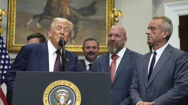 El presidente Donald Trump, a la izquierda, habla mientras Cody Campbell, el director creativo de la WWE Triple H y el secretario de Salud y Servicios Humanos Robert F. Kennedy Jr. escuchan durante un evento para la firma de una orden ejecutiva que reinicia la Prueba de Aptitud Física Presidencial en las escuelas públicas, el jueves 31 de julio de 2025, en la Sala Roosevelt de la Casa Blanca en Washington. Traducción realizada con la versión gratuita del traductor DeepL.com