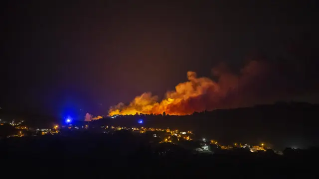En Vilardevós, Orense, el fuego ha quemado ya más de 570 hectáreas.
