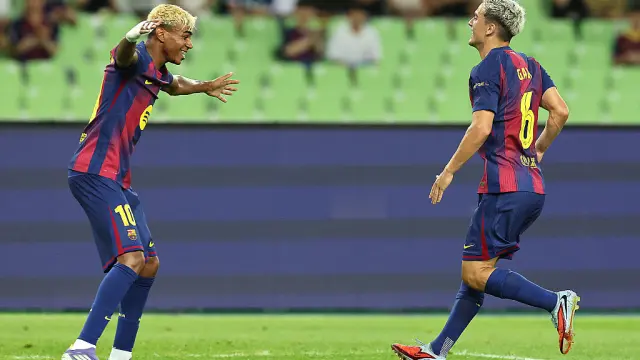 Lamine Yamal y Gavi celebran un tanto al Daegu.