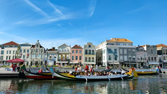 Aveiro tiene un canal que recuerda a Venecia.