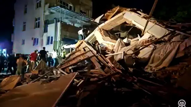 Edificio derrumbado tras el terremoto en Balikesir.