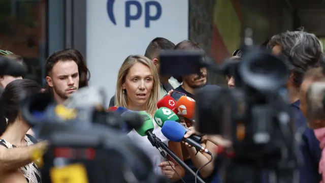 MADRID, 12/08/2025.- La vicesecretaria de Coordinación Sectorial del PP, Alma Ezcurra, realiza declaraciones a los medios de comunicación a las puertas de la sede del partido en la calle Génova, Madrid. EFE/ Mariscal
