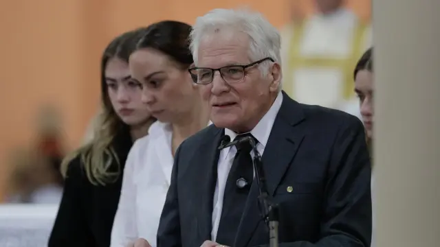 El padre de Uribe Turbay le rinde un emotivo homenaje mientras el Gobierno  colombiano no asiste al funeral por petición de la familia