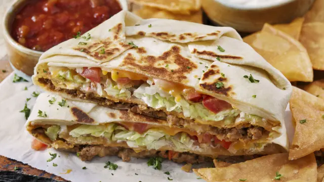 Quesadilla de carne, queso, lechuga, tomate y salsa ranchera