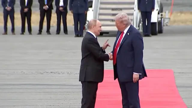 Trump y Putin se saludan a pie de pista en Alaska.