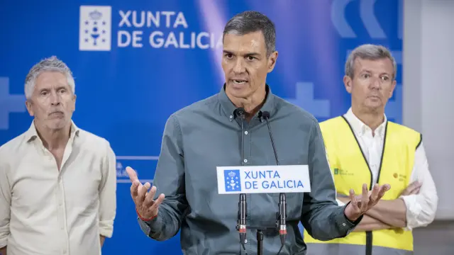 OURENSE (GALICIA), 17/08/2025.- El presidente del Gobierno, Pedro Sánchez (c), el presidente de la Xunta de Galicia, Alfonso Rueda (d), y el ministro del Interior, Fernando Grande-Marlaska (i), visitan este domingo, el Centro de Coordinación Operativo Contraincendios de Ourense (Galicia). EFE/ Brais Lorenzo