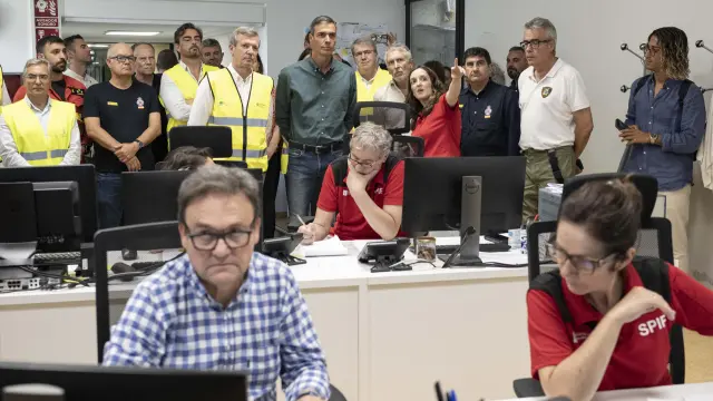 OURENSE (GALICIA), 17/08/2025.- El presidente del Gobierno, Pedro Sánchez (c), el presidente de la Xunta de Galicia, Alfonso Rueda (c-i), el ministro del Interior, Fernando Grande-Marlaska (c-d), y el delegado del Gobierno en Galicia, Pedro Blanco (4d), visitan este domingo, el Centro de Coordinación Operativo Contraincendios de Ourense (Galicia). EFE/ Brais Lorenzo