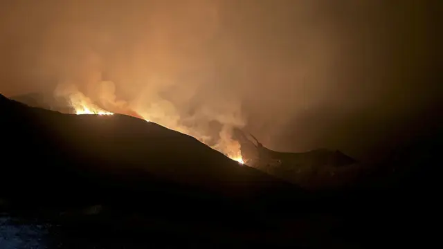Fotografía que muestra el incendio que afecta a la vertiente leonesa del Parque Nacional de Picos de Europa.