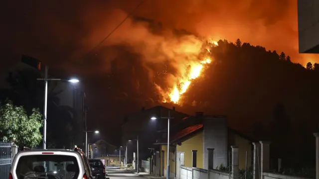 Vista de las llamas en Vilamartin de Valdeorras y O Barco de Valdeorras por el incendio forestal de A Rúa (Ourense).