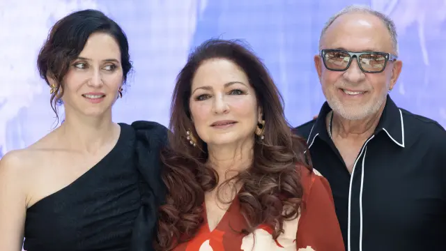 La presidenta de la Comunidad de Madrid, Isabel Díaz Ayuso; la cantante Gloria Estefan y su marido Emilio Estefan, durante la presentación de la programación de Hispanidad 2025, en la Real Casa de Correos, a 17 de julio de 2025, en Madrid (España). Los actos por la festividad de la Hispanidad, cuyo día principal es el 12 de octubre, se celebran en Madrid del 3 al 12 de octubre con Argentina como país invitado.Eduardo Parra / Europa Press17 JULIO 2025;CANTA;HISPANIDAD;ESPAÑA17/7/2025