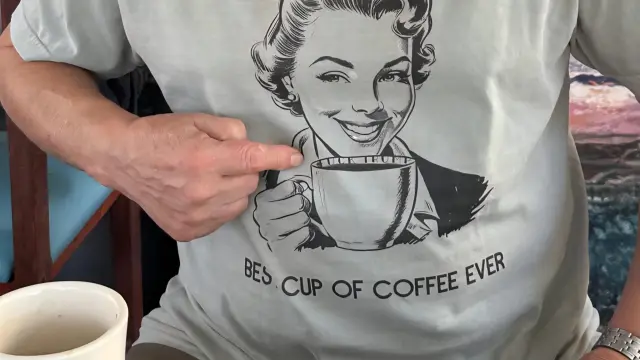 Camiseta con protesta contra Trump escondida en la taza de café. El miedo al fascismo hace milagros.