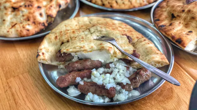 Nation meal in Bosnia and Herzegovina, Meat, onion and bread