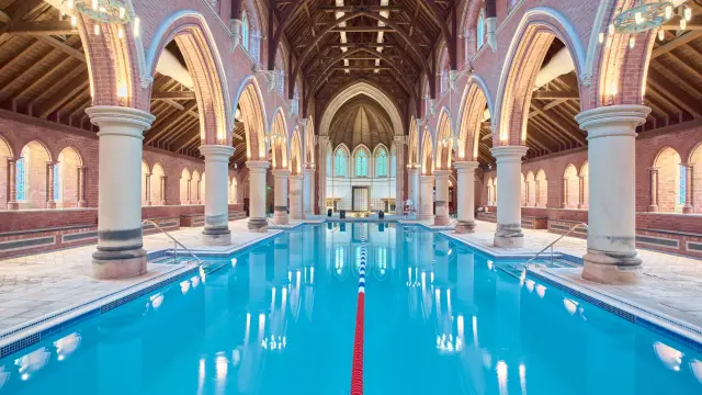 Piscina del Gimnasio Virgin Active en Londres.