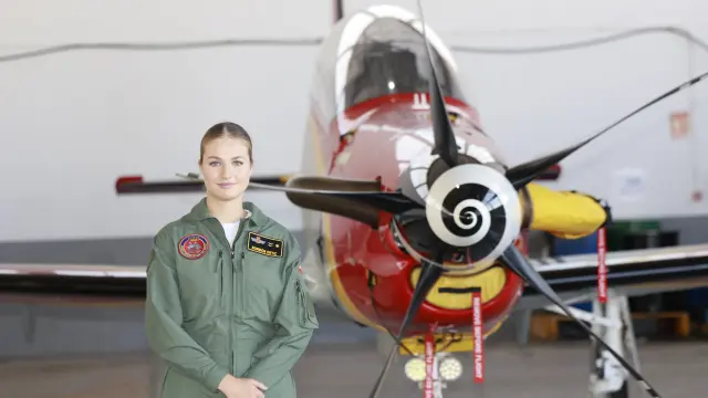 La princesa Leonor, vestida con mono de vuelo, se sube a su primer avión en  la Academia del Aire: "Con ganas de aprender"
