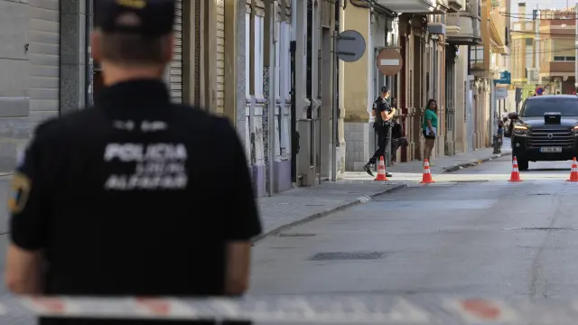 Dispositivo policial en el lugar donde se encuentra atrincherado el hombre.