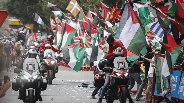 BILBAO, 03/09/2025.- La iniciativa Gernika Palestina ha invadido este miércoles un tramo de la Gran Vía de Bilbao al paso de la Vuelta ciclista por la capital vizcaína en protesta por la participación del equipo Israel Premier Tech y en apoyo a Palestina. EFE/Miguel Toña