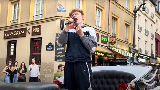 Una treintena de artistas paralizan París con un impresionante 'flashmob'  de 'Bohemian Rhapsody'