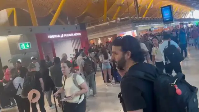 Colas en el aeropuerto de Barajas este domingo debido a la huelga de los vigilantes de seguridad de los controles de pasajeros.