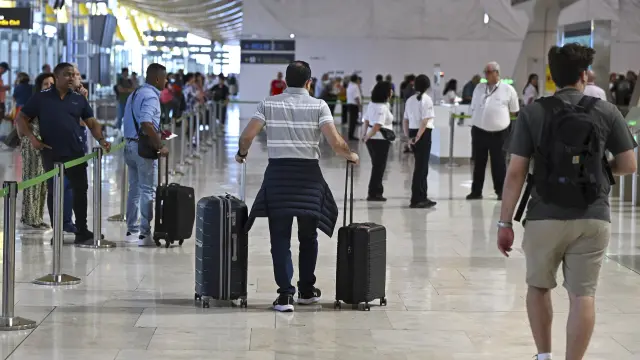 MADRID, 15/09/2025.- Vista general de la zona de controles de seguridad del Aeropuerto de Barajas este lunes, en los que ascienden a noventa minutos las esperas que los pasajeros están afrontando esta mañana en el segundo día de huelga convocada por un grupo de vigilantes de seguridad de la empresa Trablisa. Aena ha informado este lunes de que esta afección en el paso por los filtros varía dependiendo de los filtros de cada Terminal y de que está trabajando con las Fuerzas y Cuerpos de Seguridad del Estado (FFCCSE), compañías aéreas y agentes handling para minimizar en lo posible la afección.-EFE/ Fernando Villar
