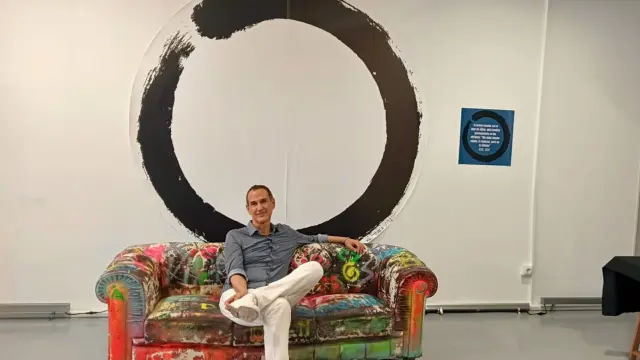 El autor, frente al círculo de la portada de su libro.