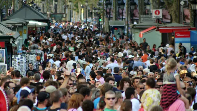 La Rambla de Barcelona llena de personas.