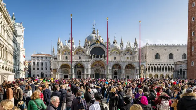 Plaza de San Marcos (Venecia) llena de turistas.