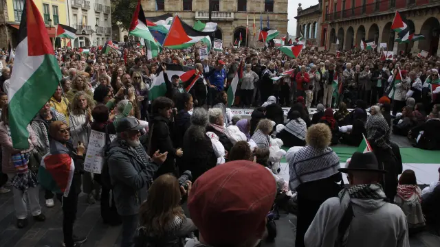 Miles de personas, 40 mil según los organizadores, han participado este domingo en Gijón en la manifestación convocada por la Plataforma Solidaria Asturies por Palestina contra el "genocidio" en Gaza bajo el lema 'Viva Palestina libre'. EFE/Juan González.