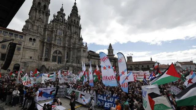 SANTIAGO DE COMPOSTELA, 05/10/2025.- Manifestación unitaria convocada por la Coordinadora Galega de Solidariedade con Palestina para condenar el genocidio y la ocupación en este territorio por parte del Estado de Israel, este domingo en Santiago de Compostela. EFE/ Lavandeira Jr.