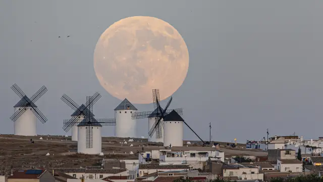 CAMPO DE CRIPTANA (CIUDAD REAL), 06/10/2025.- Llega la luna llena de octubre, la primera del otoño, conocida como "Luna de la cosecha" y que ademas coincide con la primera superluna del año 2025. En la imagen, la luna entre los molinos de Campo de Criptana, en Ciudad Real. EFE/Javier Belver
