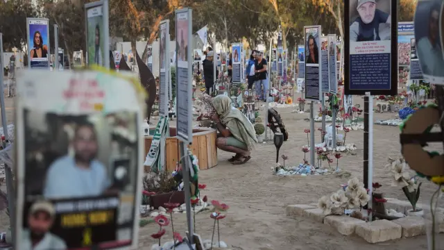 La gente visita el sitio del festival de música Nova, donde cientos de personas fueron asesinadas y secuestradas por Hamas y llevadas a Gaza, mientras Israel conmemora el segundo aniversario del ataque, cerca del kibutz Reim, en el sur de Israel, el martes 7 de octubre de 2025.
