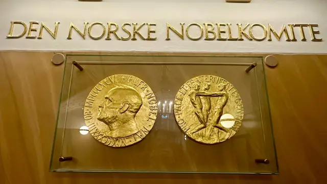El anverso y el reverso de la medalla del Premio Nobel de la Paz se exhiben en el Instituto Nobel de Noruega, en Oslo.