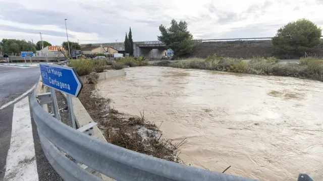 Cauce de la rambla del Albujón desbordada a su paso junto a la autpista A-7 este sábado en el municipio de Los Alcázares.