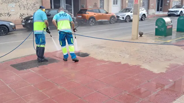 El servicio de limpieza viaria realiza trabajos en Murcia para devolver la normalidad al municipio tras el paso de la DANA Alice.