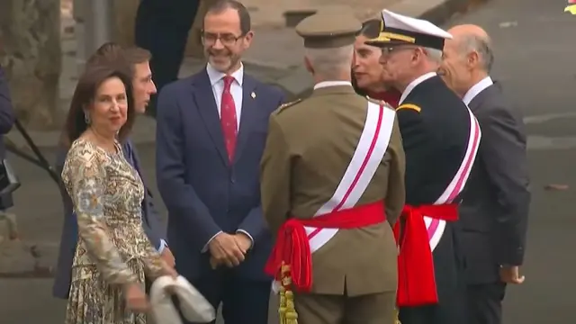 La ministra de Defensa, Margarita Robles, a su llegada al desfile.