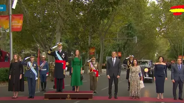 Llegada de los reyes al desfile militar.